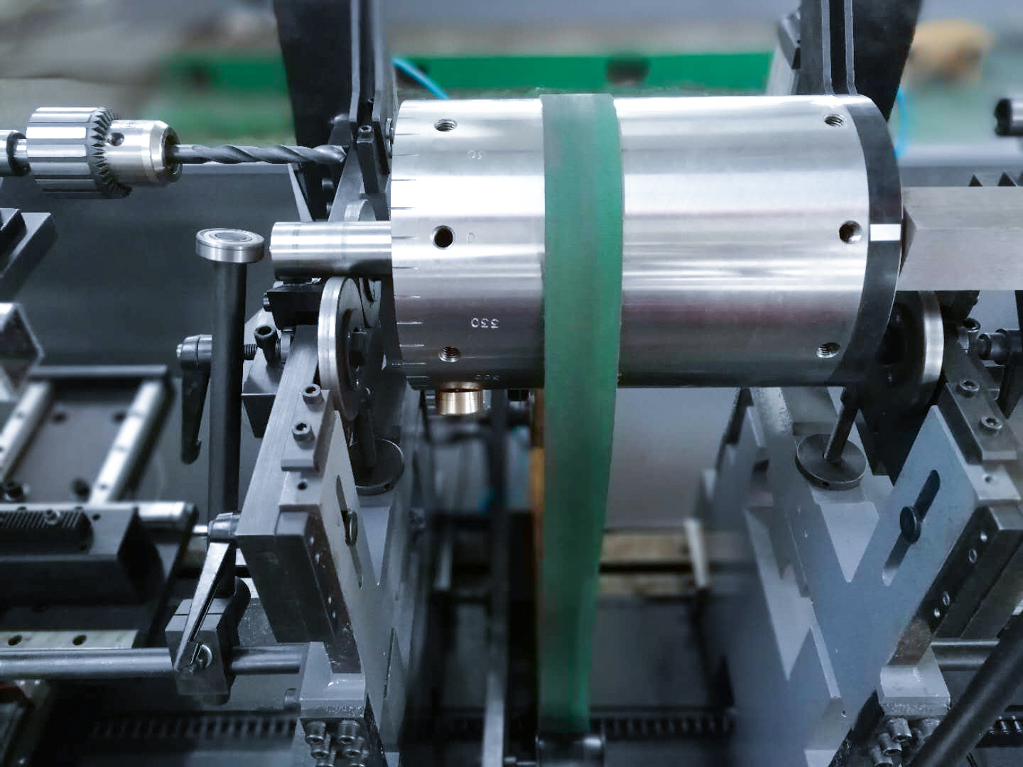 How to overcome the problem of dynamic balancing in a rotor balancing machine?