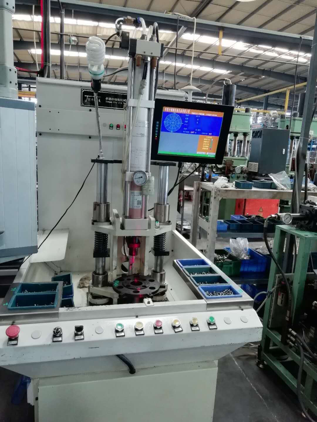 What are the daily maintenance and operation precautions for winter dynamic balancing machines?